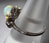 Серебряное кольцо с кристаллическим эфиопским опалом, голубыми топазами и танзанитом Серебро 925