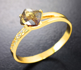 Золотое кольцо с контрастным андалузитом 0,85 карата и бесцветными топазами Золото