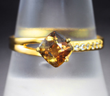 Золотое кольцо с контрастным андалузитом 0,85 карата и бесцветными топазами Золото