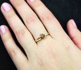 Золотое кольцо с контрастным андалузитом 0,85 карата и бесцветными топазами