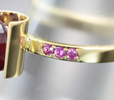 Золотое кольцо с насыщенным рубином высокой дисперсии 1,96 карата и пурпурно-розовыми сапфирами