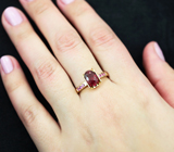 Золотое кольцо с насыщенным рубином высокой дисперсии 1,96 карата и пурпурно-розовыми сапфирами Золото