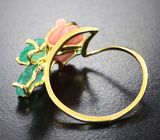 Золотое кольцо с натуральным solid кораллом 3,4 карата и резными уральскими изумрудами Золото