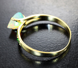 Золотое кольцо с ограненным эфиопским опалом 0,84 карата и цаворитами