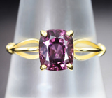 Золотое кольцо c пурпурно-розовой шпинелью 2,1 карата Золото