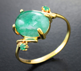 Золотое кольцо с полихромным кабошоном 2,72 карата и ограненными уральскими изумрудами Золото