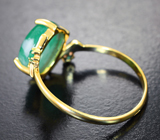 Золотое кольцо с полихромным кабошоном 2,72 карата и ограненными уральскими изумрудами Золото