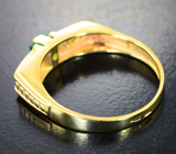 Золотое кольцо с ярким насыщенным уральским изумрудом 0,34 карата и бриллиантами Золото