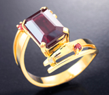 Золотое кольцо с крупным насыщенным рубином 5,87 карата, сапфирами и бриллиантами Золото