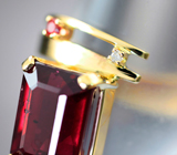 Золотое кольцо с крупным насыщенным рубином 5,87 карата, сапфирами и бриллиантами Золото