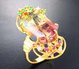 Коктейльное золотое кольцо с крупным контрастным арбузным турмалином 19,48 карата, цаворитами, сапфирами и бриллиантами Золото