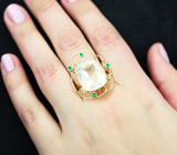 Золотое кольцо с крупным пастельно-розовым морганитом и уральскими изумрудами 13,72 карата Золото