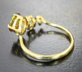 Золотое кольцо с контрастным полихромным андалузитом 0,89 карата и лейкосапфирами