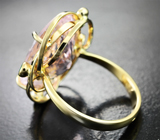 Золотое кольцо с крупным пастельно-розовым морганитом 11,6 карата и уральскими изумрудами Золото