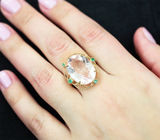 Золотое кольцо с крупным пастельно-розовым морганитом 11,6 карата и уральскими изумрудами