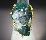 Редкость! Массивное золотое кольцо с сочно-зелеными кристаллами диоптаза и бесцветного кварца 58,17 карата, уральскими изумрудами и бриллиантами Золото