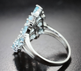 Впечатляющее серебряное кольцо с голубыми топазами