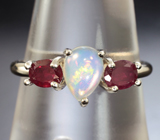 Эффектное серебряное кольцо с кристаллическим эфиопским опалом и рубинами
