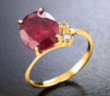 Золотое кольцо с крупным насыщенным рубином 4,14 карата и лейкосапфирами Золото