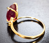 Золотое кольцо с крупным насыщенным рубином 4,14 карата и лейкосапфирами Золото