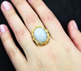 Серебряное кольцо с халцедоном 16,5 карата и голубыми топазами