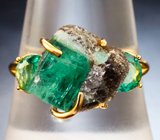 Золотое кольцо с красивым кристаллом 5,78 карата и насыщенными ограненными уральскими изумрудами Золото