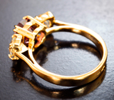 Кольцо с цирконом падпараджа авторской огранки 2,4 карата и бесцветными цирконами Золото