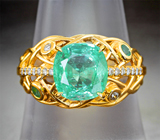 Золотое кольцо с «неоновым» уральским изумрудом высокой чистоты 2,27 карата насыщенными изумрудами и бриллиантами