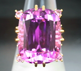 Крупное золотое кольцо с чистейшим эксклюзивным кунцитом 39,33 карата, пурпурно-розовым шпинелями и бриллиантами