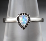 Замечательное серебряное кольцо с кристаллическим эфиопским опалом и черными шпинелями Серебро 925