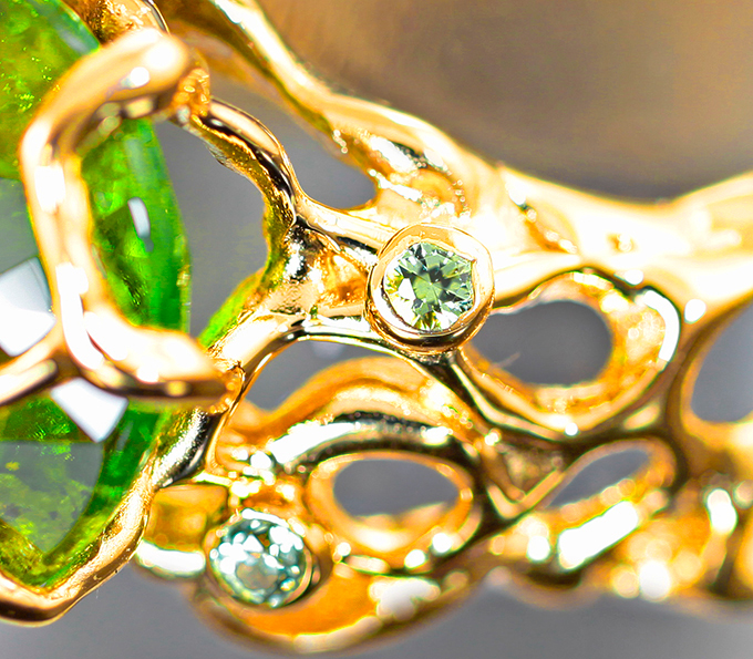 Золотое кольцо с сочным желто-зеленым турмалином 6,87 карата и сапфирами Золото