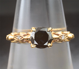 Золотое кольцо с черным и бесцветными бриллиантами Золото
