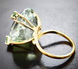 Золотое кольцо с крупным фисташковым аметистом авторской огранки 23,46 карата и ярко-зелеными сапфирами Золото