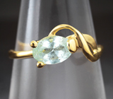 Золотое кольцо с мятно-зеленым уральским бериллом 0,64 карата Золото