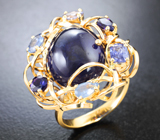 Золотое кольцо с крупным насыщенным кабошоном сапфира 14,28 карата и яркими ограненными сапфирами лучших оттенков синего Золото
