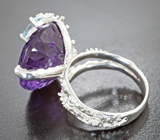 Серебряное кольцо с аметистом лазерной огранки 19,4 карата и голубыми топазами