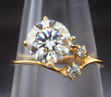 Золотое кольцо с бесцветным муассанитом бриллиантовой огранки 1,8 карата и лейкосапфирами