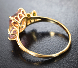 Золотое кольцо с контрастным арбузным турмалином 2,24 карата, шпинелью и зеленым сапфиром