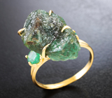 Золотое кольцо с красивым кристаллом 9,86 карата и яркими ограненными уральскими изумрудами
