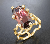 Золотое кольцо с крупным полихромным вишнево-шоколадным турмалином 8,36 карата и бриллиантами
