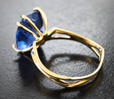 Золотое кольцо с насыщенным флюоритом со сменой цвета 5,89 карата