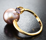 Золотое кольцо с крупной безупречной золотисто-розовой жемчужиной 11,57 карата и шпинелью