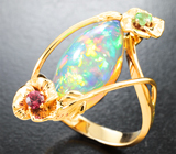 Золотое кольцо с крупным эфиопским опалом редкой формы 5,5 карата, цаворитом и красным сапфиром