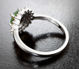 Эффектное серебряное кольцо с ограненным черным опалом и разноцветными сапфирами