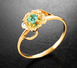 Золотое кольцо с «неоновым» уральским изумрудом высокой чистоты 0,15 карата