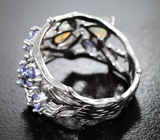 Оригинальное серебряное кольцо с ограненными эфиопскими опалами и танзанитами