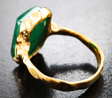 Золотое кольцо с крупным насыщенным уральским изумрудом и малыми изумрудами 8,46 карата