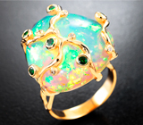 Массивное золотое кольцо с крупным невероятно-ярким опалом, цаворитами гранатами и бриллиантами