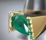 Роскошное золотое кольцо с насыщенным уральским изумрудом 5,71 карата, малыми изумрудами и бриллиантами