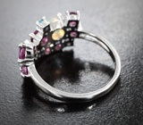 Эффектное серебряное кольцо с кристаллическим опалом, родолитами и «неоновыми» апатитами